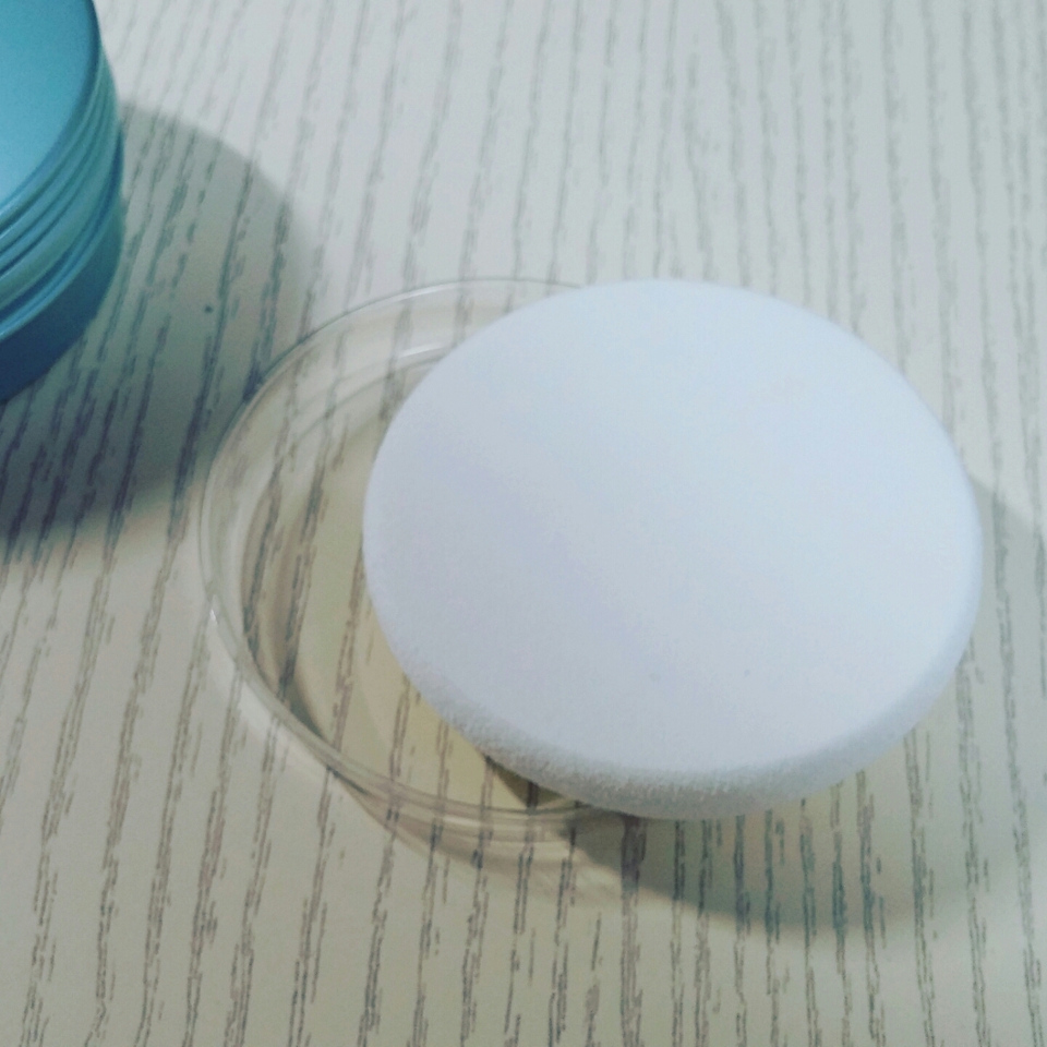 안에는 마개?캡?과 퍼프가 들어있어요.근데 퍼프로 사용하는것보단 그냥 손으로 돌돌 굴려주며 바르는게 더 효과가 좋은거같아요!!퍼프는 쫀쫀하고 괜찮아서 다른 베이스제품 발라도 좋을거같아요~~