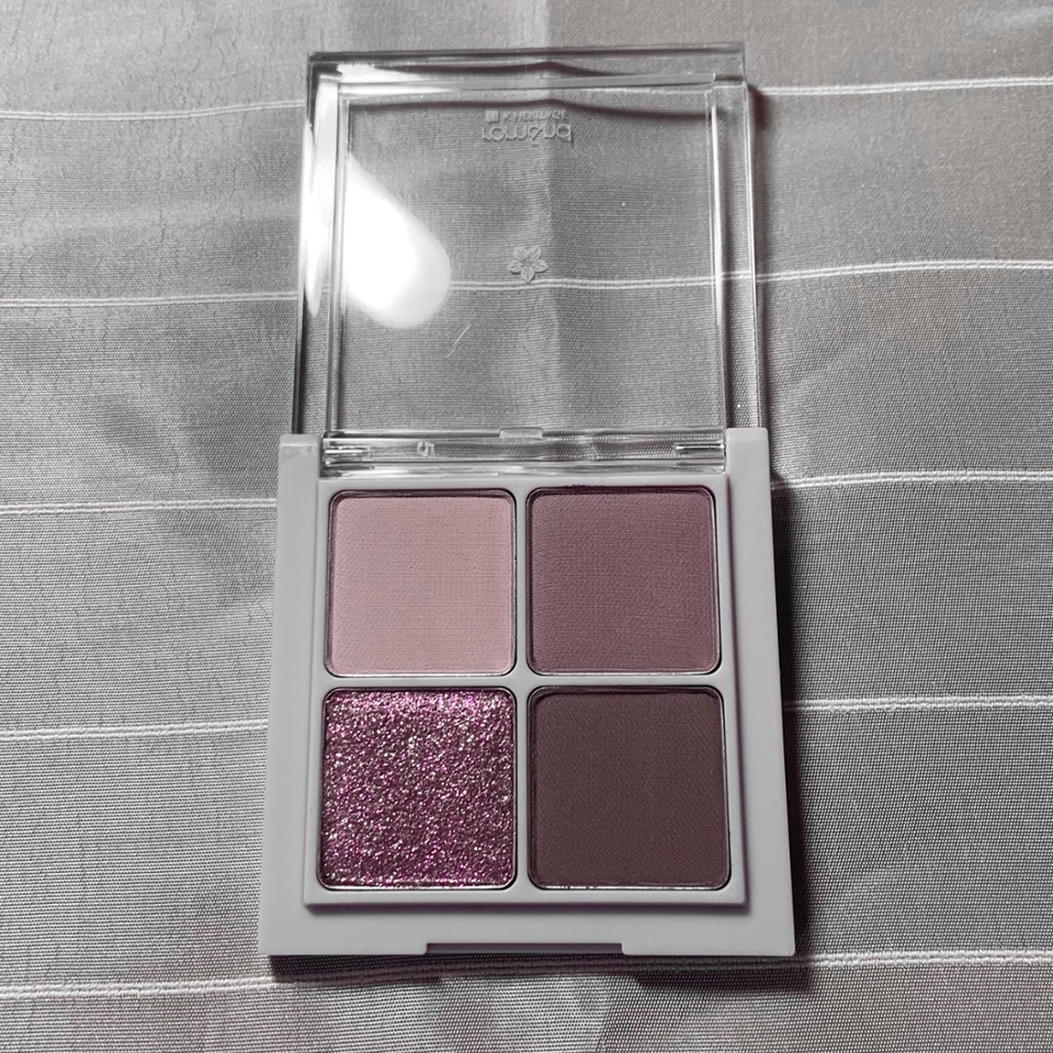 요 사진의 컬러가 실제와 제일 비슷해요!
컬러명은 왼쪽 위부터

01 애쉬 바이올렛 - 한층 더 차분해진 플럼 베이지
02 바이올렛 퍼플 - 엄하지 않은 차분한 그레이쉬 퍼플
03 스파클링 퍼플 - 별빛처럼 영롱히 반짝이는 퍼플 글리터
04 무드 바이올렛 - 노란기없이 그윽한 퍼플 브라운 음영

저는 펄을 바르는걸 좋아하지 않아서 무펄의 비중이 높은
제품을 찾고 있었는데 베러 댄 아이즈가 딱 맞더라구요 👏🏻
여쿨뮤트의 심장을 제대로 저격한! 고런 제품입니다 ㅎㅎ