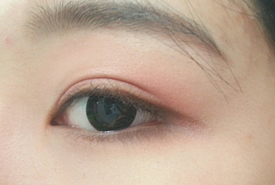 언더에 초코색상 섀도우를 언더 속눈썹에 가깝게 짧개 긋고 연한 브라운섀도우로 블랜딩해줍니다.

더페이스샵 싱글 매트섀도우 초콜릿
더페이스샵 싱글 매트섀도우 리얼 진저