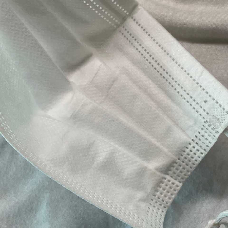 AHC 톤업크림이 묻어나지 않는 제품으로 유명하기도 하고 파우더로 한번 더 잡아주었기 때문에 이렇게 마스크에 묻지 않아요! 
비교적으로 얇고 가벼운 베이스라 한여름에도 잘 무너지지 않고 지속력도 좋더라구요👍

앰플/세럼으로 수분까지 꽉꽉 채웠다면 뜨지 않게 깔끔하게 메이크업 완성하실 수 있을거에요!
