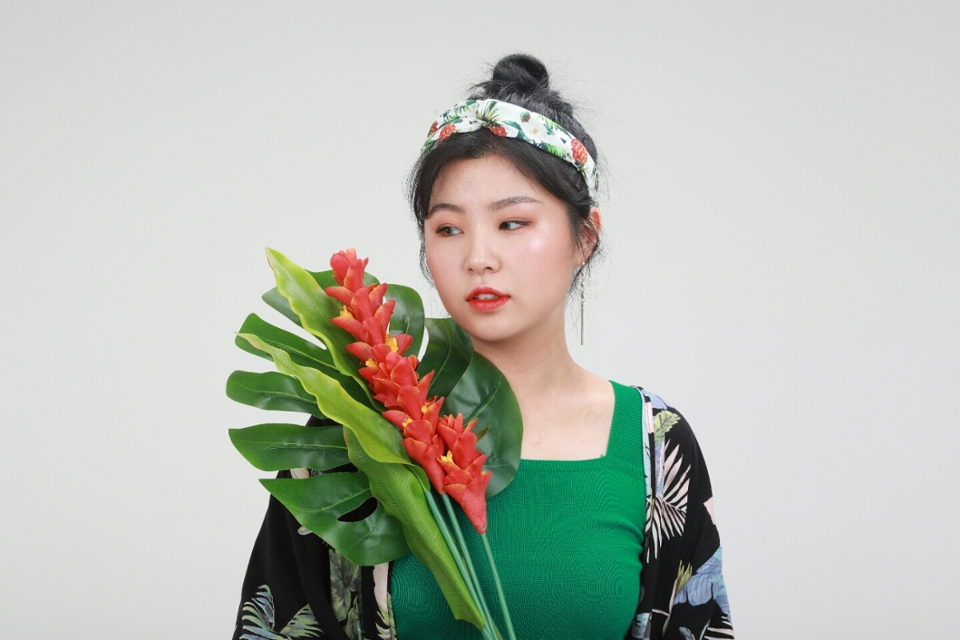 하와이안 느낌의 큰 잎사귀들과 함께하니 열대 지방의 자연이 물씬 느껴지네용