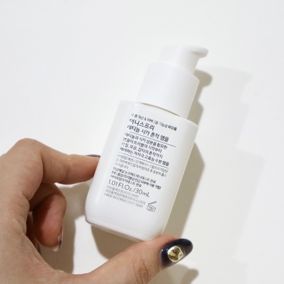 사이즈는 30ml 용량으로

저는 이마 볼 코 위주로 소량씩

얇게 발라주고 있어요

​

적은 용량은 아니고 레티놀 성분이

안정화하는데 굉장히 어렵다고 하는데

인슾이 가성비 좋게 잘 내준 것 같아요

​레티놀 시카 흔적 앰플은

딱 레티놀 초보자들이 쓰기 좋은

엄하지 않은 앰플이라고 생각해요

​

제가 민감피부인 지인 후기를 들어봤는데

생각보다 훨씬 순하게 나온 것 같더라구요