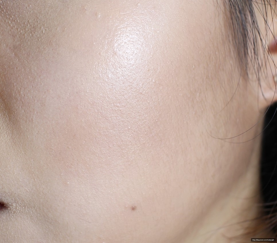 그리고 쉐딩!! 현아씨의 골격을 따라하기위해 광대뼈 주위에 동그랗게, 그리고 하관쪽에 강하게 넣어주세요
4번을 덧발라도 카메라에 안잡히네요
저런 쉐이딩을 원하신다면 스틱 타입을 쓰시길^^
사용제품 : #언프리티랩스타 씬스틸러 비하인더 씬
