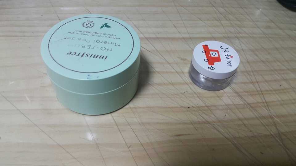 왼쪽은 다들 아시는 노새범🤗
오른쪽은 알로에 수딩젤입니다아ㅏㅏ 공병에 덜어놨어요