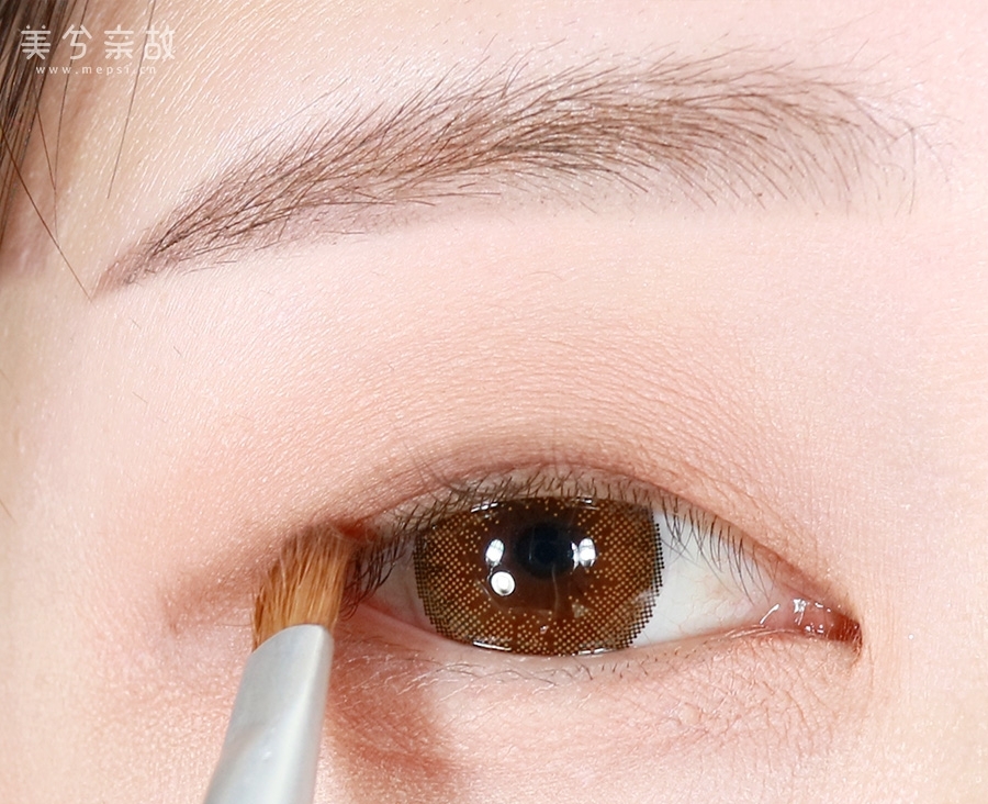 훨씬 딥한 브라운 섀도우를 눈 뜨면 살짝 보일 듯 말듯한 부분까지 발랐어요.
아이라인을 그린다는 느낌으로 또렷하게 그려주세요.