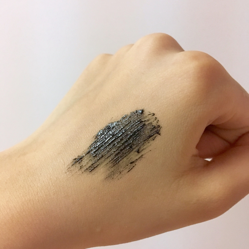 형광등 밑에서 찍은 사진이에용 입구에서 양 조절을 하지않고 바로 손등에다 발색했어요! 보정이 잘못된건지 왜케 초록초록하죠 ㅠㅜ 실제로는 짙은 검정색이에요!