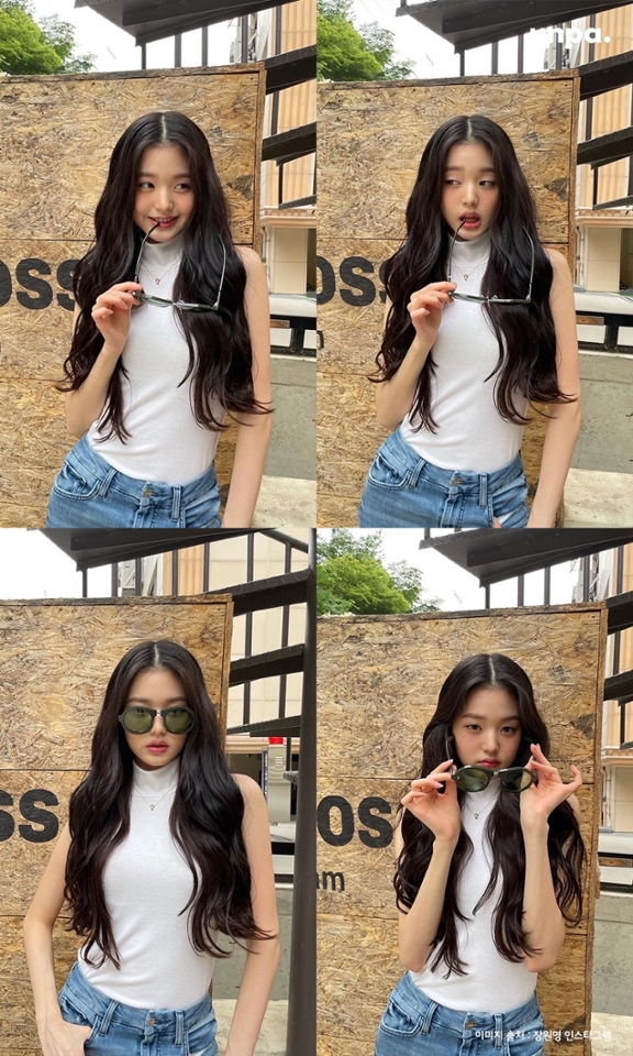 흰 티에 청바지가 잘 어울리는 여자는
장원영을 위한 말이었던가…♥
기본 슬리브리스 탑에 선글라스를 매치하니
한층 더 힙한 느낌이야!

무난하지만 스타일리시한
여름 패션, 바캉스룩으로
참고해 보면 좋겠지?