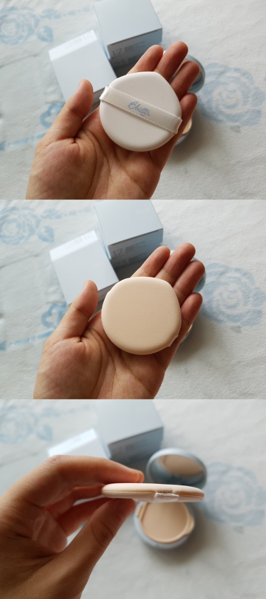 
쿠션에서 중요한 것이 하나 있다면, 
퍼프가 아닐까요?👀

내장된 퍼프를 보여드릴게요-❤

퍼프 디자인은 요새 인기가 많은 물방울 모양을 채택했어요. 
그렇지만 완전한 물방울 모양이 아니라, 
물방울이 되려다 만 듯한 애매한 모양인 점은 쪼꼼 아쉽더라구요. 
​
그래도 완전히 원형인 퍼프에 비해 끝이 뾰족한 편이라서 
코옆, 눈가 등 좁고 굴곡진 부위를 
견고하고 섬세하게 터치할 수 있었어요. 
​

