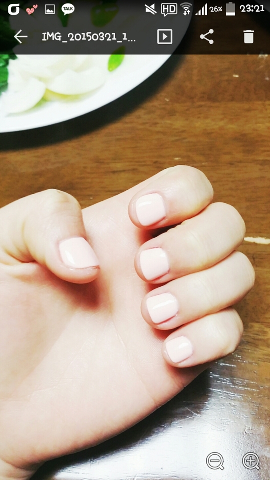 그리고!!!! 그 다음날 처음으로! 샵에 가서 젤네일을 받았어요ㅎㅎㅎㅎ

젤네일은 단단하고 오래가서 손톱 기를때 좋다고해서 큰맘먹고 받았었죠.
큐티클제거도하고 쉐입도 다듬었어요. 
사실 이때 지금껏 기른거 다시 짧아져서 슬펐음ㅠㅠ