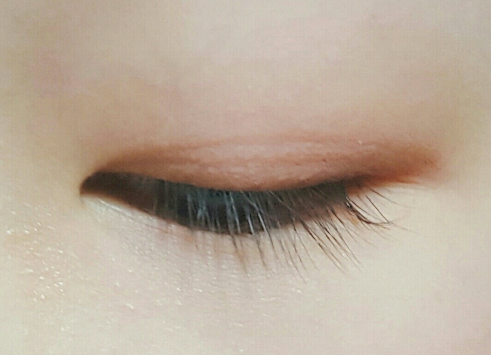 분명 핑크핑크 상큼한 메이크업을 하려고 했는데 너무 칙칙해져서 지금까지 발랐던 섀도우들 위에 얹어주듯이 복숭아색 섀도우를 발라줍니당 
저는 손가락에 섀도우를 많이 묻혀서 눈두덩이위에 톡톡 발라주었어요!

*미샤 모던 섀도우 피치프린세스 사용