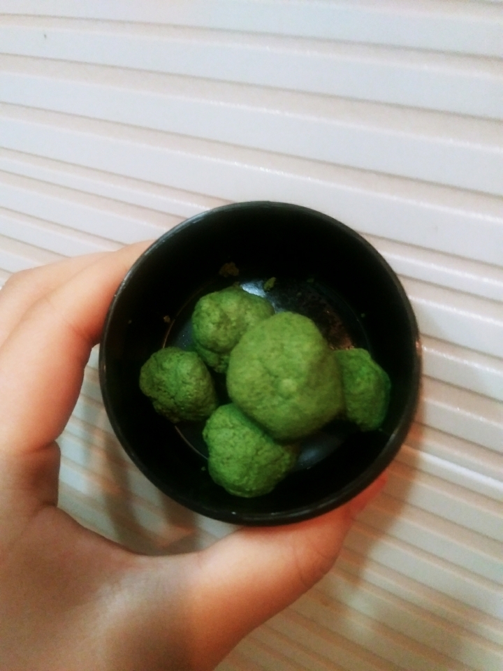 저는 이렇게 동글동글하게 완두콩 모양처럼 만들어서 나눠 쓰고 있어요! 쓸 때마다 물 묻은 손으로 떼서 쓰면 위생적으로 안좋으니까 처음에 귀찮더라도 미리 나눠놓으면 위생에도 좋고 간편하답니다~^^