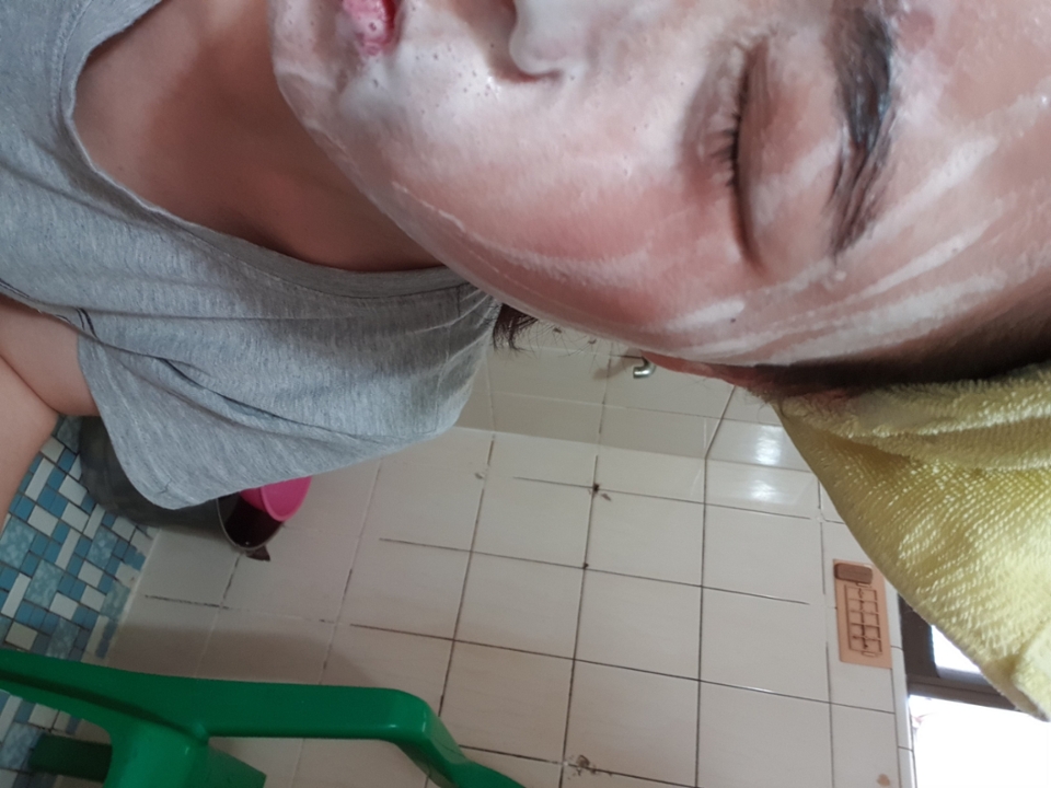 얼굴에 사용했을때 입니다  사진찍으면서 따가워 죽는줄알앗어요..:-)