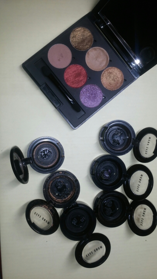 원래섀도우 통안에 끈끈이?? 같은게 있더라구요 
그래서 떨어질 걱정은 안해도 될것같아여~