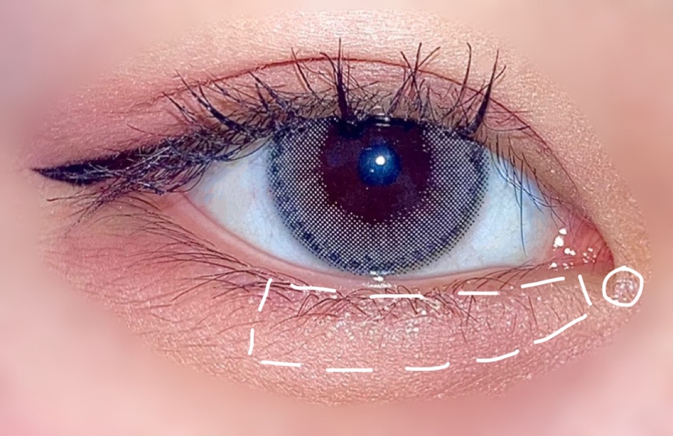 페리페라 아이브로우로 애굣살을 그려준 후 

에뛰드 블링블링 아이스틱을 애굣살 부분과 눈 앞부분에 
발라줍니다 

TIP. 이건 개인적으로 애굣살 자연스럽게 그리는 법인데
아이브로우로 그렸는데 뭔가 다른 섀도우랑 너무 동떨어진 
느낌이다 싶으면 💗<- 요 색으로 얇은 브러쉬를 이용해 
연하게 덧그려주면 자연스러운 애굣살이 돼요! 



