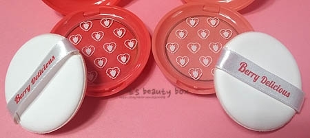 퍼프 아래에는 블러셔와 퍼프 사이를 갈라놓는? 필름지가 들어있습니다

퍼프가 블러셔에 바로 닿는걸 방지하기 위해서 들어있는거 같은데요

그냥 동그란 모양으로 생겨서 들어있는 필름지라 나중에 잃어버리지 않을까 걱정도 조금 되구요