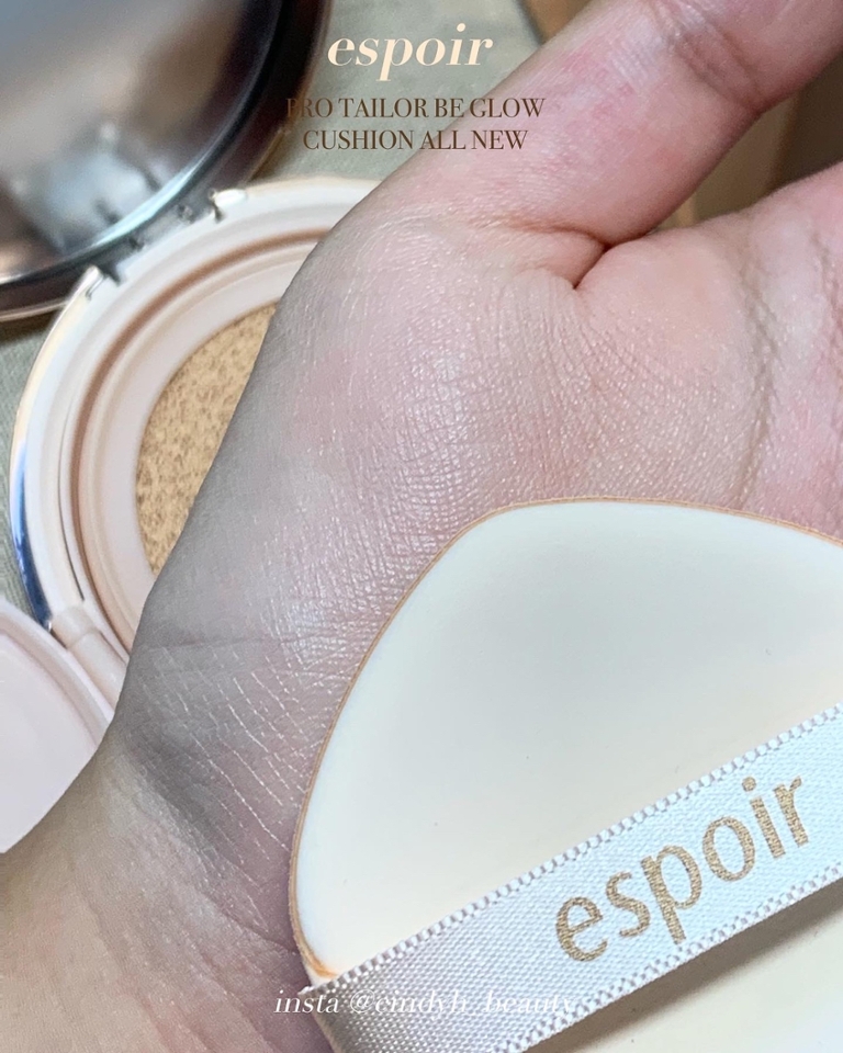 퍼프로 두드리기 전 손가락을 펴바르기만 한 모습