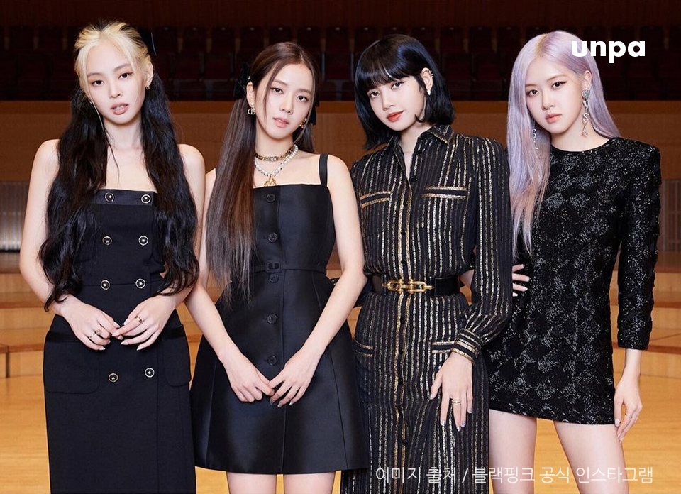 블랙핑크가 괜히 인간 명품이라는
별명이 생겨난 게 아니라규...!

마치 브랜드와 하나가 된 듯 찰떡같은 매력으로
명품 브랜드와 뷰티계를 꽉 잡고 있는
블랙핑크의 패션&뷰티를 알아보는 시간을 가졌어!

그럼 에디터는 다음에도 눈이 호강하는 콘텐츠로 다시 돌아올게
안녕‍♀️‍♀️