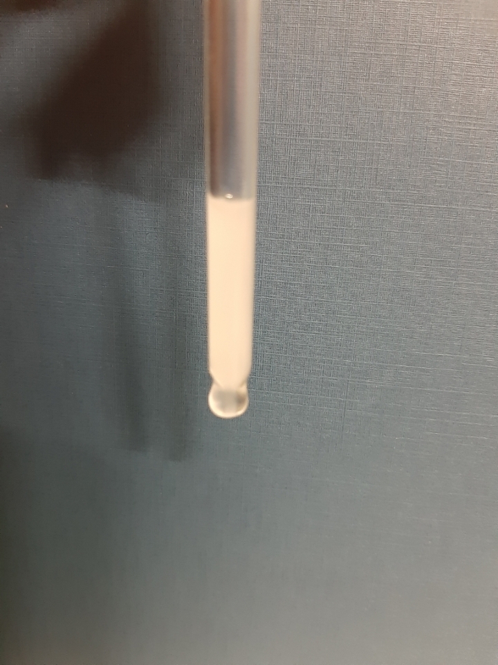 이렇게 하얀 액체인데 피부에선 소량만 사용하기 때문에 거의 투명하게 보여요
그렇게 가벼운 제품은 아니구요!