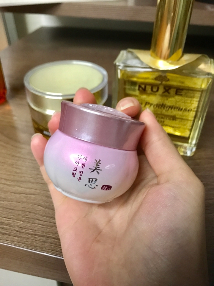 2. 미샤 예현 진본 아이크림
요 아이크림은 
미샤에서 할인가로 9000원에 팔길래 바로 겟!
리치하고 꾸덕한 제형인데 펴바를 때의 느낌이 좋아요. 한방 향이 많이 안 나서 좋고,
예민한 제 눈가에 발랐을 때 아무 이상 없어서 좋았습니다