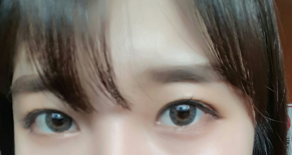 자연광이에요! 제 동공이 밝은 편이 아닌데도 색상이 이정도로 쨍하게 잘보이쥬?