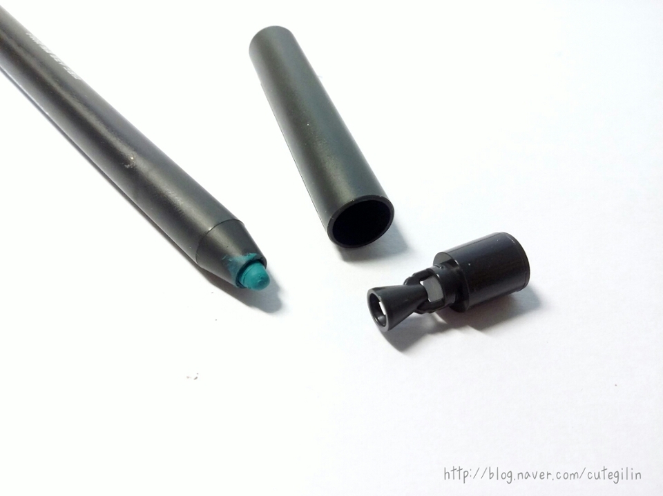 마몽드 소프트 멜팅 라이너
(2호 피스타치오그린)
가격: 10000원/ 구입처: 아리따움

6가지 색상이 있습니다.
오토 타입이며, 내장 샤프너가 있습니다.

가격 9000원으로 알고 있었는데.. 어느새 10000원이 되었더라구요😂