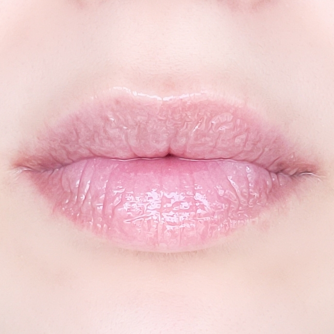 팁 1. 생얼굴 때 항상 립 플럼퍼!!

이 경우에는 시에로 플러스 플럼퍼를 썼어요. 보시다시피 플럼퍼만 써도 상처 때문에 해친 입술 피부 빼고 습관으로 비대칭 된 입술을 크게 조절할 수 있어요!

키펜터치 플럼퍼도 좋고, 바이애콤 립 슬리핑팩도 비슷한 효과가 있어요 ^^