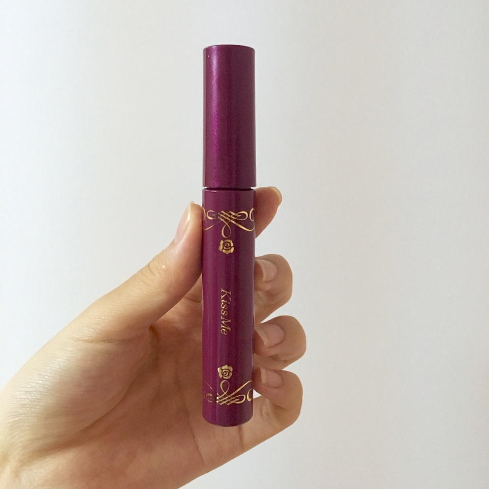 뒷면입니다! 사실 이게 원통형이라 뭐가 앞이고 뒤인지는 모르겠지만 글씨가 적은 쪽이 뒷면이라고 생각해서.. 쨋든 뒷면에는 깔끔하게 키스미라고 적혀있어용