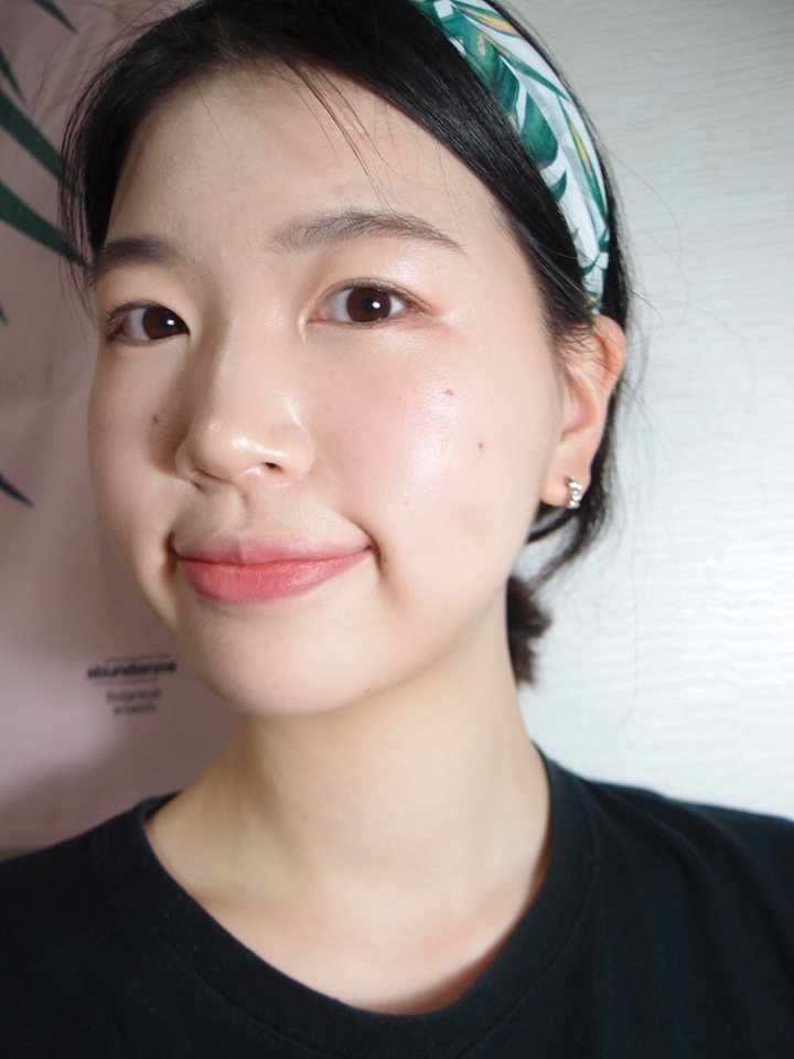 잡티는 컨실러로 꼼꼼하게 가려주고 
브러쉬로 정말 얇게 펴발라준 피부표현!
그리고 은은하게 진달래 핑크빛이 도는 치크폴리쉬!

눈썹은 자연스럽게 모양을 정리해주고  
코쉐딩도 아주 자연스럽게 잡아주기!