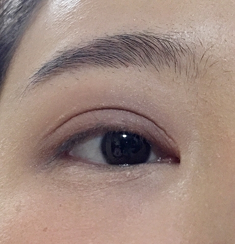 이니스프리 향긋한 라벤더 부케를 바른 모습.
박시연의 보랏빛 음영 메이크업과 비슷한 느낌의 색이긴 하다.
근데 이 색이 과연 잘 맞을지는 모르겠고 맥 에라에 집착을 버리지 못한 나는
위에 갈색 섀도우를 덧발라보는 실험을 하게 됨