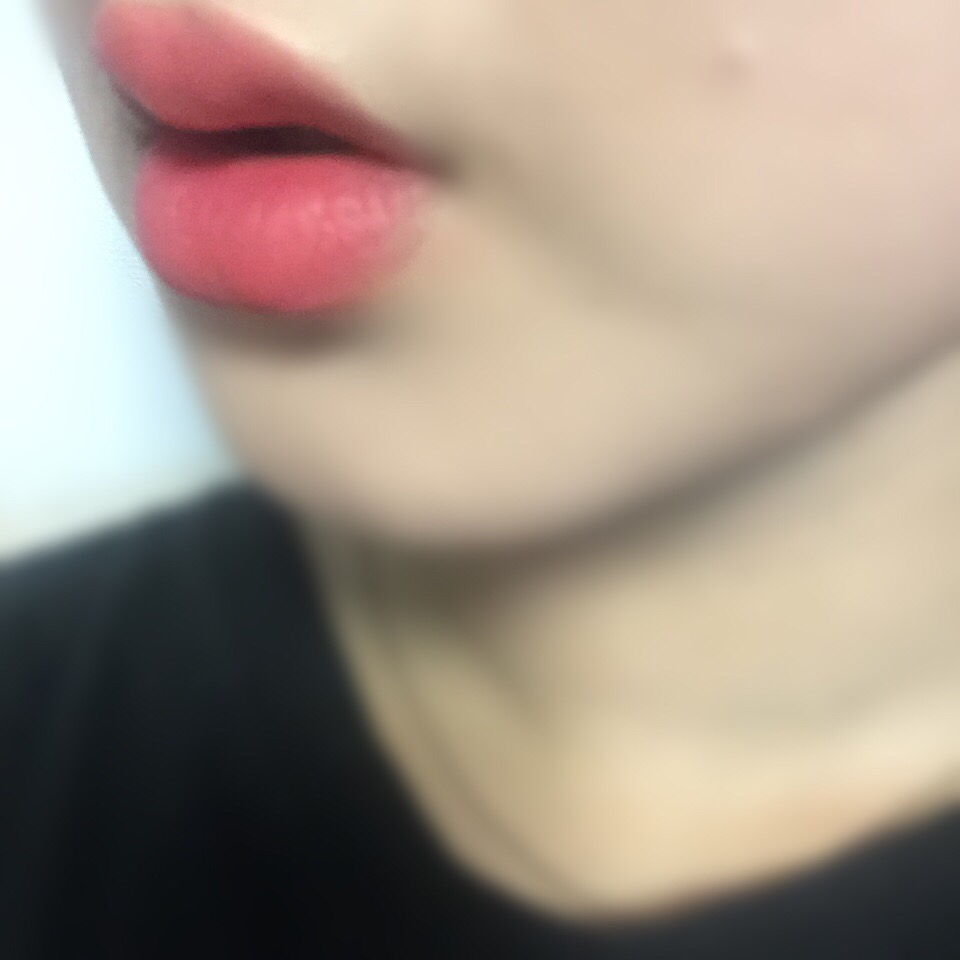 @얼굴샷@
최예쁨템울 단독으로 그라데이션표현을해준 립입니다! 입술이 매우얇아서 보시는데 많은 불편이있겠지만 좋게 봐주셨으면 좋겠습니다 ㅎㅎ
저같은 웜톤분들은 단독으로 바르기엔 너무 핑크핑크해서 않어울리더라구요ㅜㅜ 이럴땐 #쿨톤.분들이 너무 부럽습니다ㅠㅜㅠ