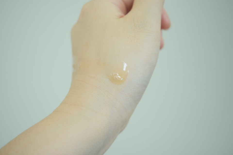 앰플 제형은 묽지 않고 오일리하지 않은 쫀득한 타입의 촉촉이예요