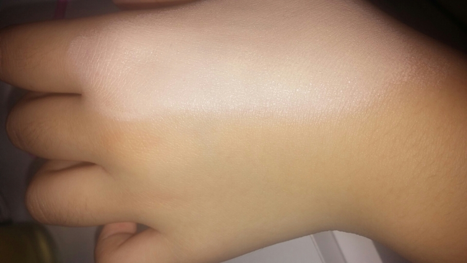 오른쪽이 바른거 근데 딱봐도 화장한거 티날듯해요^^