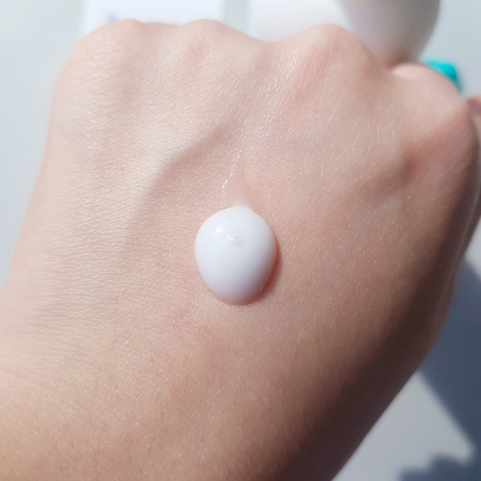 하얗고 묽은 제형의 크림이었어요