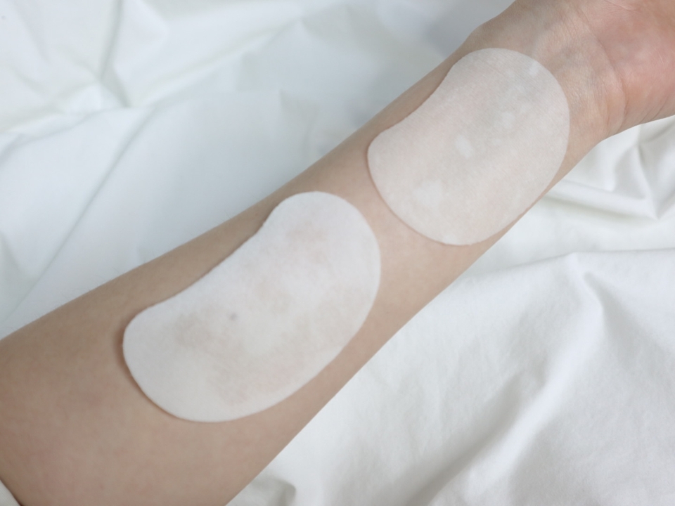 미샤의 이제품 ! 잡티씨 앰플패드의 패드는 한장이 제법 두꺼운편이거든요
저도 두세장 잡힌줄알고 계속 확인할정도였는데 이렇게 원하는대로 
늘어나는 신축성도 있고, 늘어나더라도 앰플도 머금고 있고 밀착력은
처음그대로여서 얼굴이 솔직히 면적이 부위마다 다 다르다보니깐
패드로는 딱 맞게 붙이기가 힘든데 이런부분이 메리트가 있더라구요.
