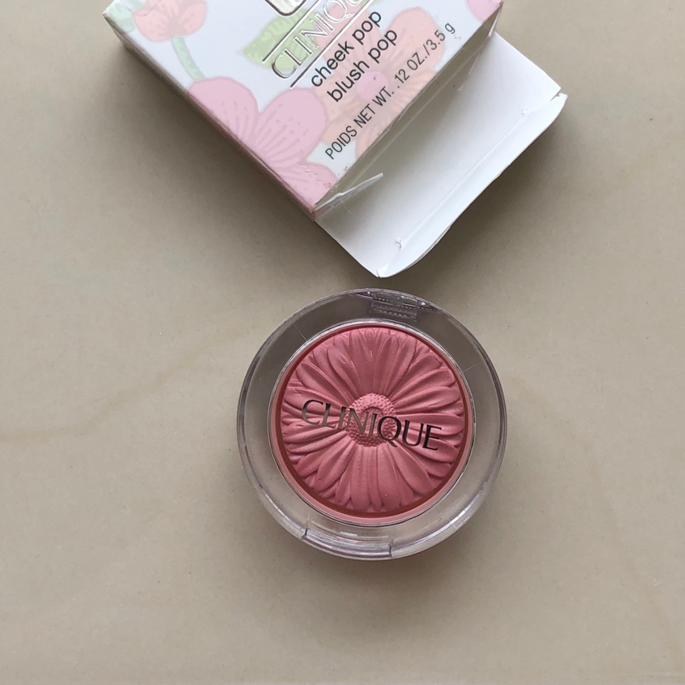 꺅 크리니크만의 꽃 문양 ㅠㅠㅠㅠㅠㅠㅠ 내 볼을 꽃물처럼 물들여 줄 것 같고 막 그래요 ㅠㅠㅠㅠㅠ 진심 바라만 봐도 너무 예쁨....


진짜 누구나 하나쯤은 있는 크리니크 치크팝... 왜 유명한지 알겠어요
하나를 사면 드레곤볼 마냥 다른색들도 다 모으고 싶거든요...










