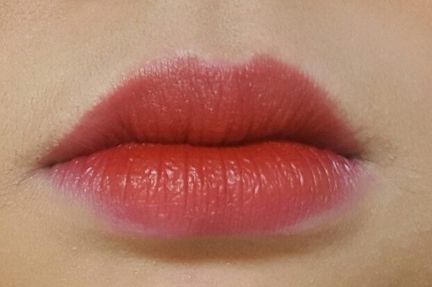 입술은 레브론 옵세션 밑에 깔아주고 토니모리 레드칠리로 덮었어요