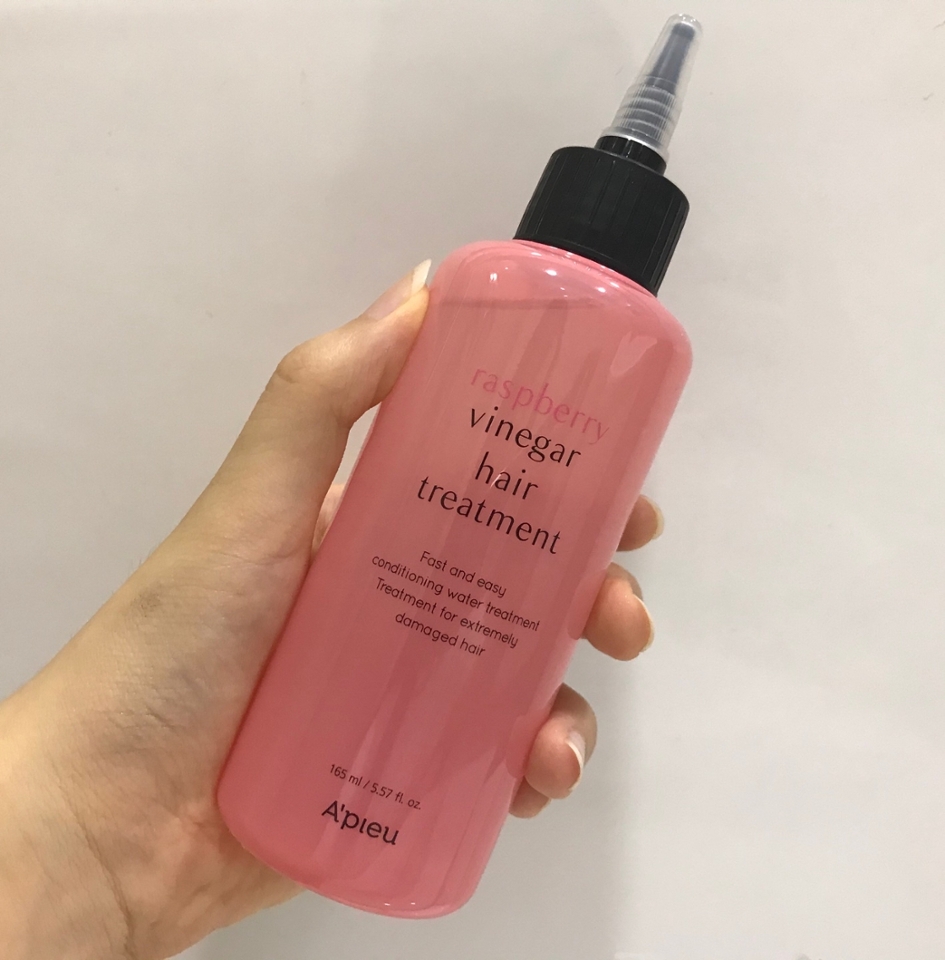 1. 샴푸후 모발의 물기를 꾹꾹 눌러 제거한후 두피를 제외한 머릿결에 충분히 도포해줍니다! 도포해주면서 미열이 생기는데 미열과 함께 10초정도 머릿결을 마사지해준후 미온수로 깨끗하게 씻겨주면 됩니다❤️ 