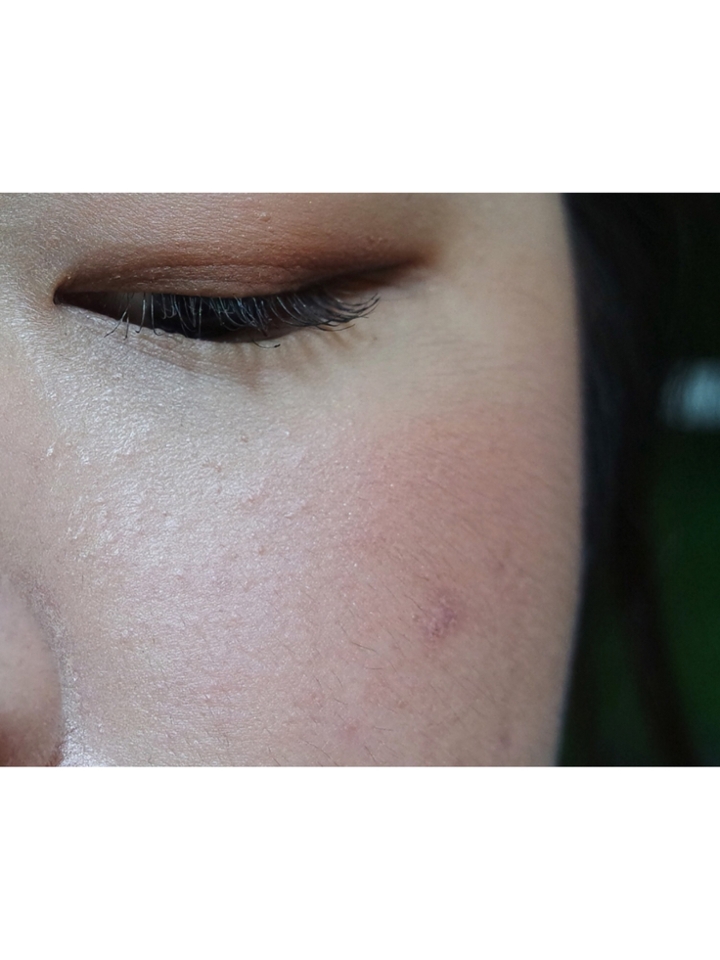 볼따구에 톡톡 얹으면 요런 색감이랍니다 !
저는 23호 + 가을웜톤 인데 ( 봄 브라이트도 있는거 같기도 하고 ) 진짜 찰떡 컬러였어요 ♥️

볼에 얹으니 약간 오렌지빛도 도는게 보이시죠 ?
차분한데 너무 차분해서 얼굴이 죽어보이거나
블러셔 안한거 처럼 보이지 않고 적당히
생기있고 발그레 한거처럼 보이니 봄에
립 포인트 메이크업 할때 짱입니다 ( 오렌지레드, 레드오렌지 립 할때 애용할 예정 )