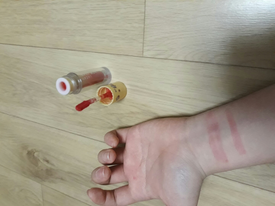 물티슈로 지워봤는데  착색은  그렇게많이 남진않아요~