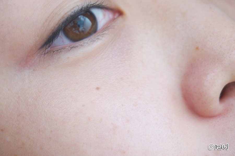 흡수가 잘 되서 피부가 엄청 깔끔!
흡수도 빠르고, 뭐 딱히 향이 나는게 아님.
그리고 끈적임도 없어서 아침저녁으로 부담없이 사용하고 있답니다.
갈색병 안써도 되서 괜히 좋음 캬캬~