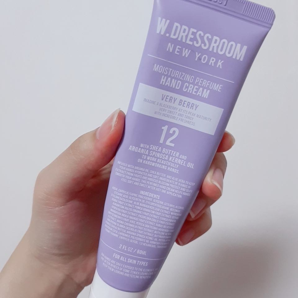 보라보라하게 생겼고 
끈적임은 약간! 보습감도 충분히 느껴져요!