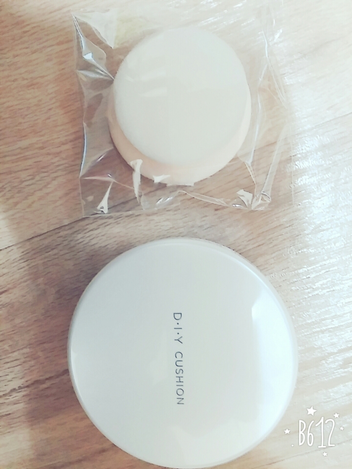 듣어보고 내용물이에요. 케이스,쿠션,퍼프가 있어요.