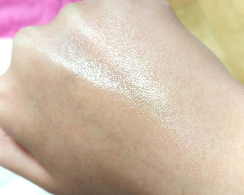 손등에 뿌려봤어요~~ 

안개분사라 잘 안보여서 여러번 뿌렸다는 . . 😂

그리고 장점 한가지 더 말하자면
오일 미스트인데 끈적임이 전혀 없어요!! 
그냥 수분 미스트 같은 느낌? !

그러면서도 보습력이 좋았어요~ 
저는 이걸로 미스트팩을 하는데 
그럼 당김이 많이 줄더라구요^^