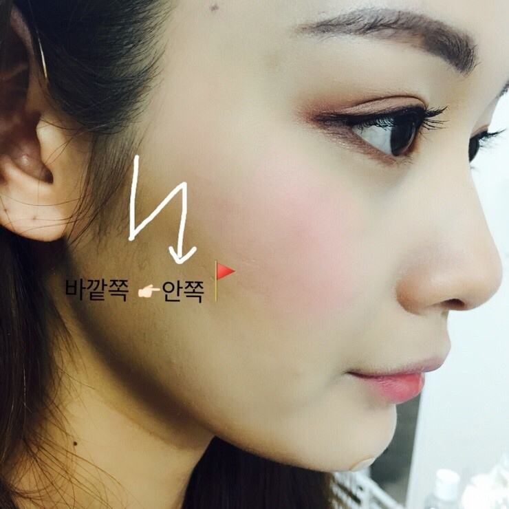 ☝🏻️Tip! 
볼쪽 쉐딩을 할땐 
바깥쪽에서부터 안쪽으로 들어와주세요! 
그래야지 블러셔 부분까지 어둡어둡 해지지않아서
쉐딩과 블러셔가 자연스럽게 이어질수 있어요!

