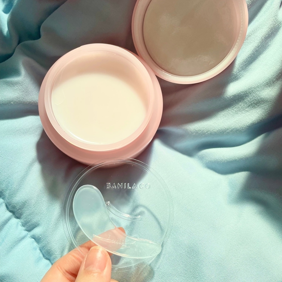 이렇게 뚜껑을 열면 보호할 수 있는 캡과 위생적으로 할 수 있는 반달 모양의 스푼??같은게 들어있답니다!

