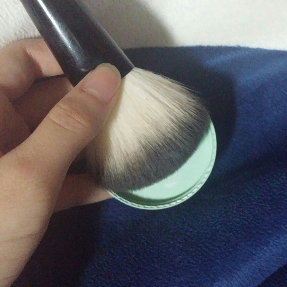 이 브러쉬를 눕혀서 뚜껑에 있는 파우더를 묻혀줍니당🐹🐹