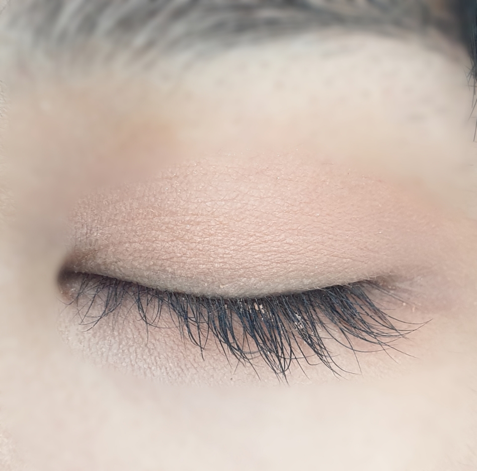 1번을 베이스로 깔아주고 2번을 쌍커풀 라인에 발라주세요