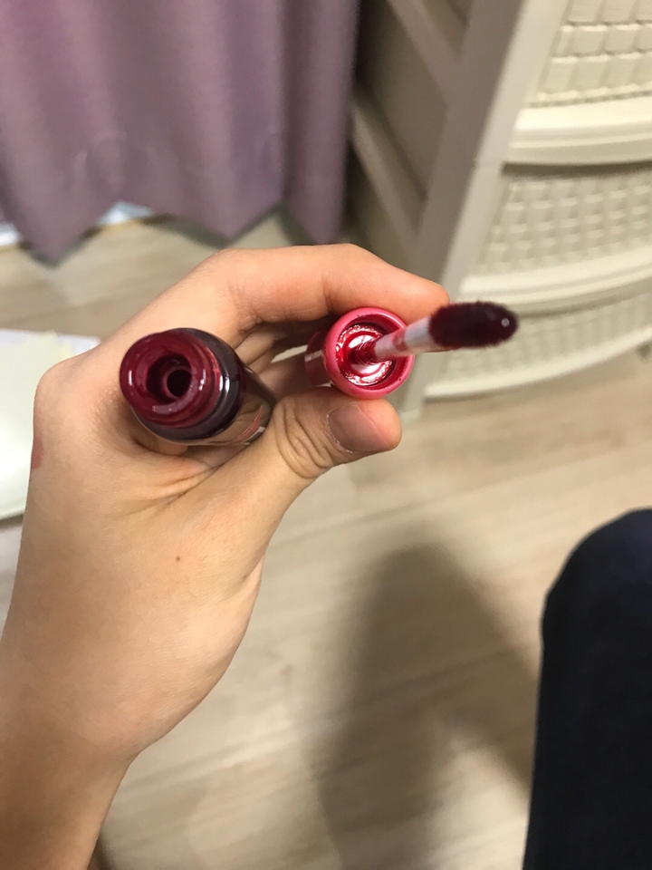 2. 내부 
 보시면 예전에는 디어 달링 틴트가 너무 잘 샌다는 불민사항이 많았는데 리뉴얼되면서 용기도 달라져서인지 입구가 조금 더 조이는 느낌이 들어요. 정말로 잘 새지도 않는 것같구요:)