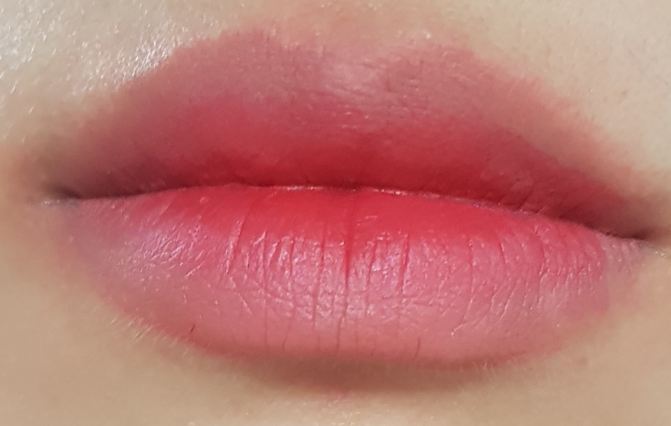 안쪽에 즐겨바르는 팝!한 컬러의 핑크레드 컬러를 발라줍니다. 노란끼도는 누드립을 발랐다면 오렌지 계열의 컬러를 안쪽에 바르시는 걸 추천해요