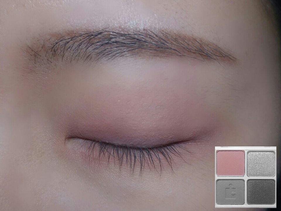 먼저 가장 연한 핑크컬러 로즈쉬폰 컬러를 눈두덩이와 언더전체에 넓게 깔아줄게요!